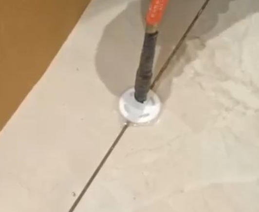 金坛瓷砖空鼓维修公司专业解答瓷砖在铺贴过程中，如果没有涂抹均匀到位的粘结材料（如水泥砂浆或瓷砖胶），可能会导致以下问题